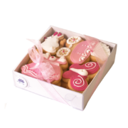 Розова бебешка кутия с рисувани сладки