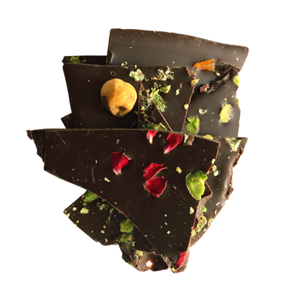 Натрошен натурален шоколад с билки